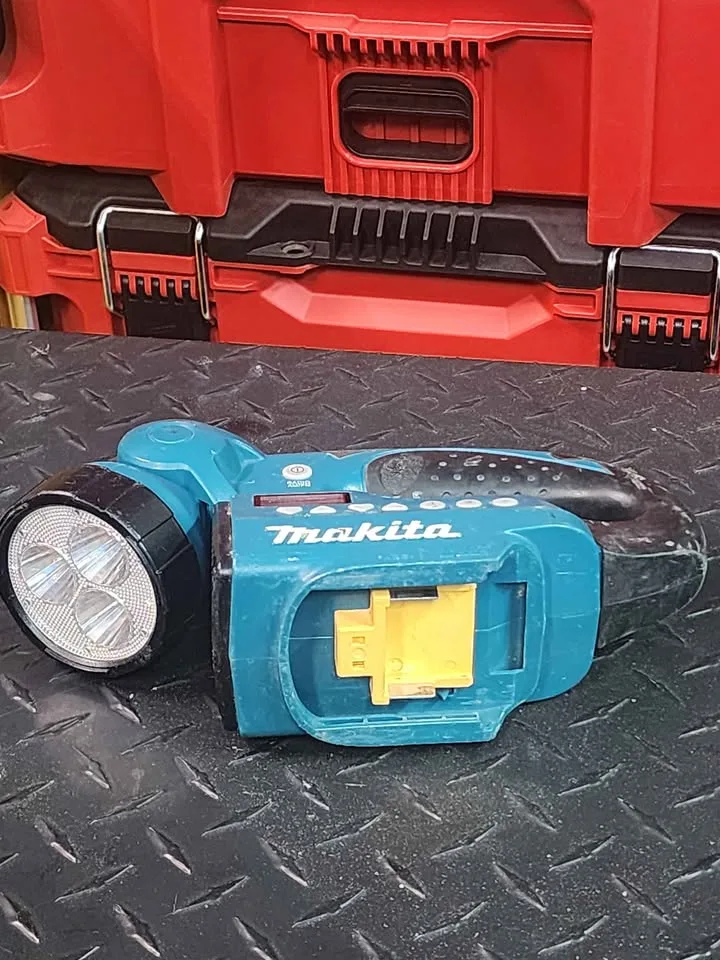 Makita cordless radio/flashlight image indicator(4)