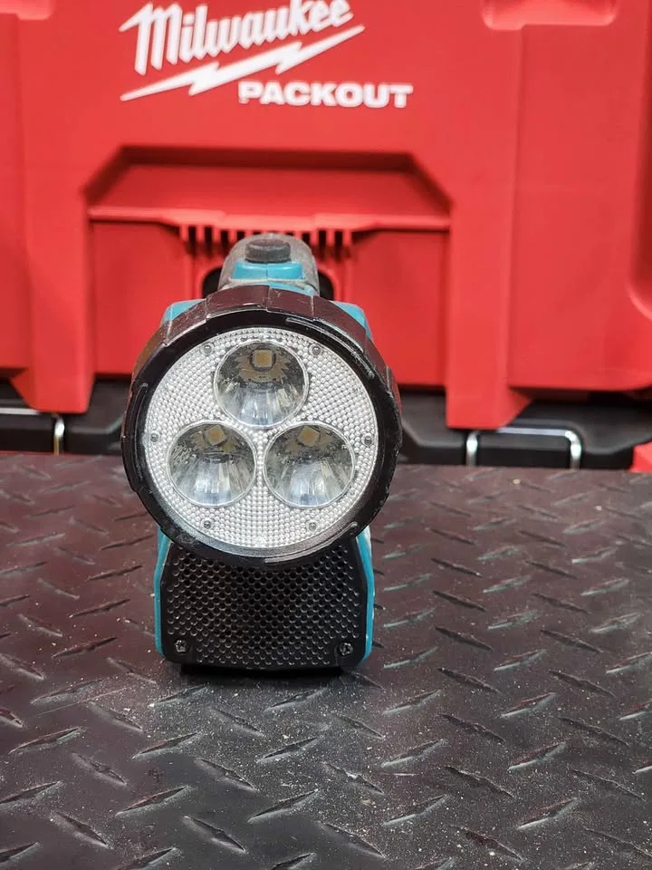 Makita cordless radio/flashlight image indicator(5)