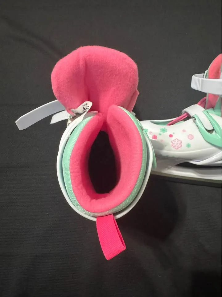 Girl’s Adjustable ice skates image indicator(2)