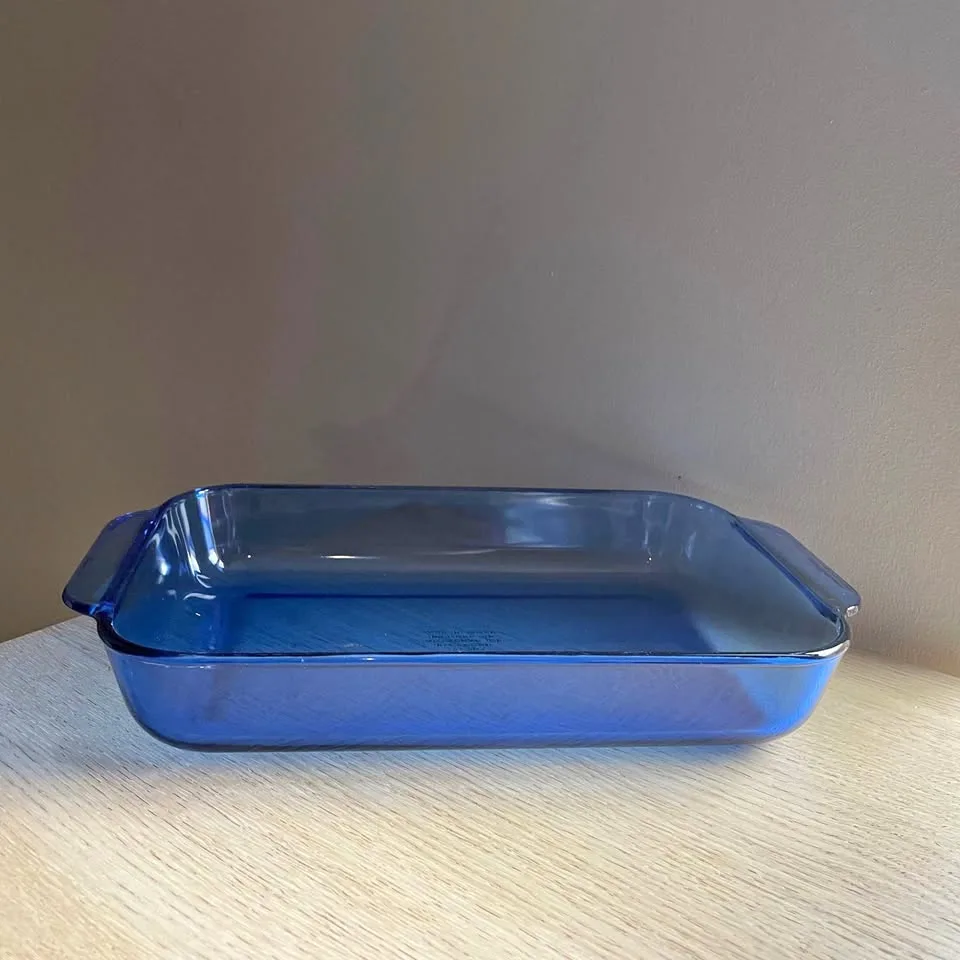 SALE - Vintage Cobalt Blue Pyrex Baking Dish (11x7"))