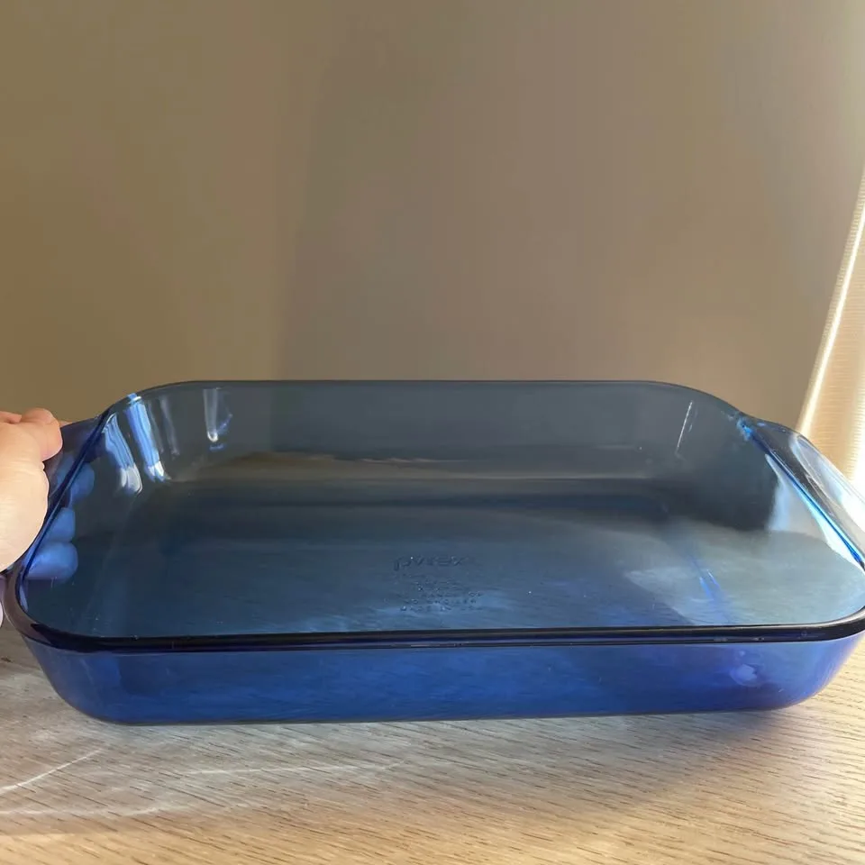 SALE - Vintage Cobalt Blue Pyrex Baking Dish (11x7")) image indicator(2)