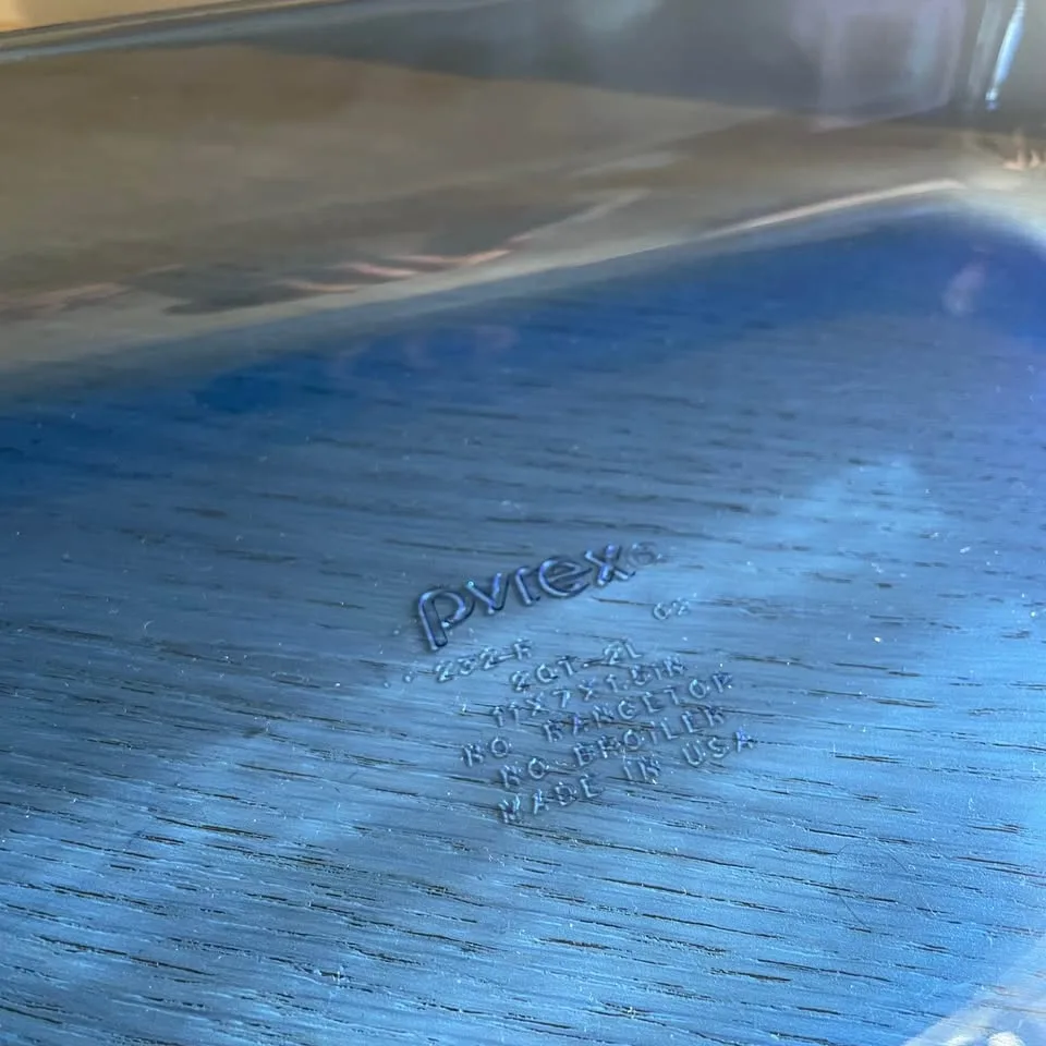 SALE - Vintage Cobalt Blue Pyrex Baking Dish (11x7")) image indicator(4)