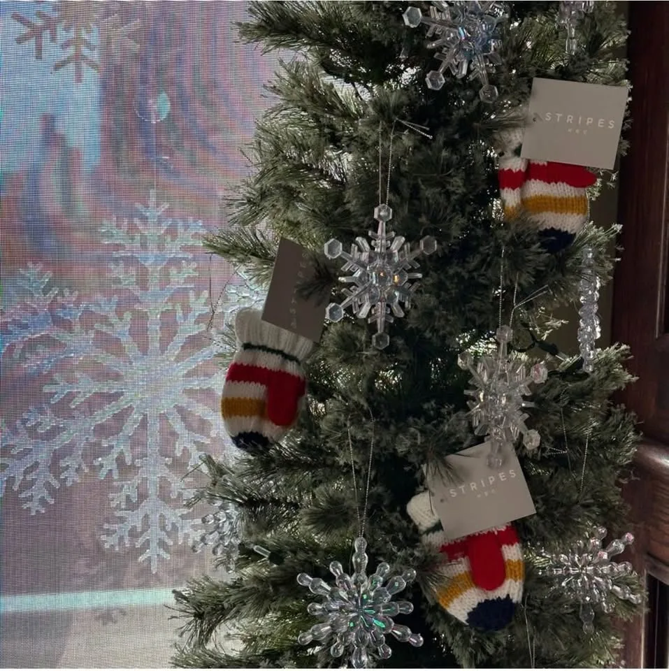 Hudson’s Bay/HBC Stripes Mitts Ornaments image indicator(4)