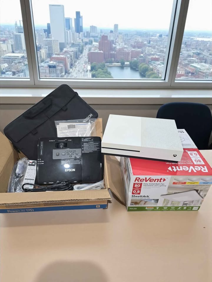 Xbox, Epson Projector - photo 2