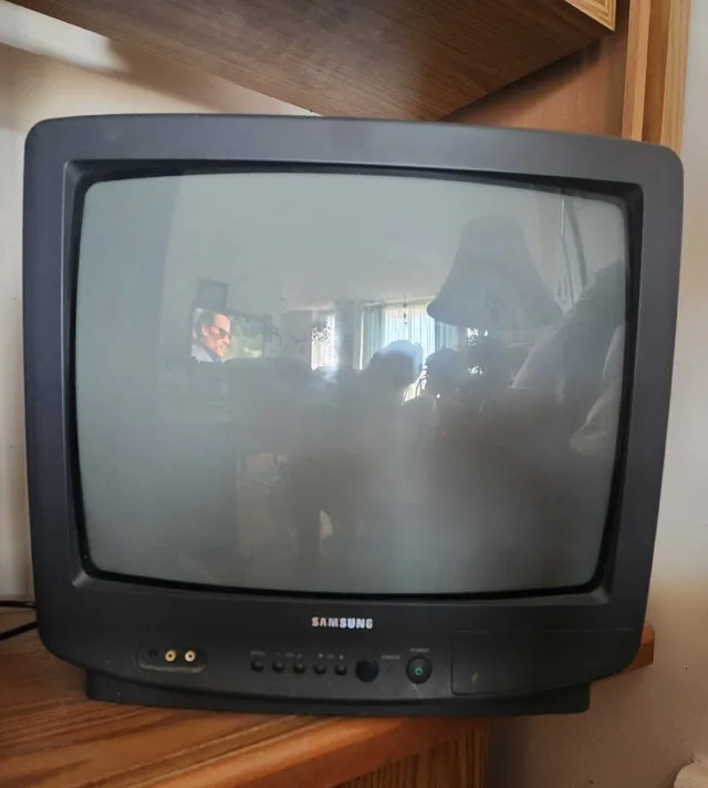 20" Samsung color TV with remote