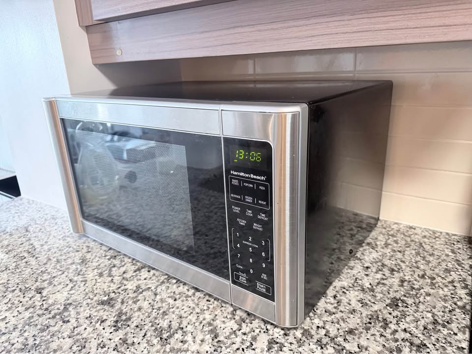 Like New Hamilton Beach Microwave - photo 2