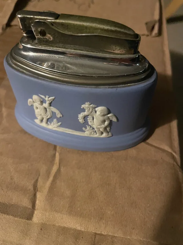 Vintage Wedgwood Ronson Table Lighter image indicator(2)