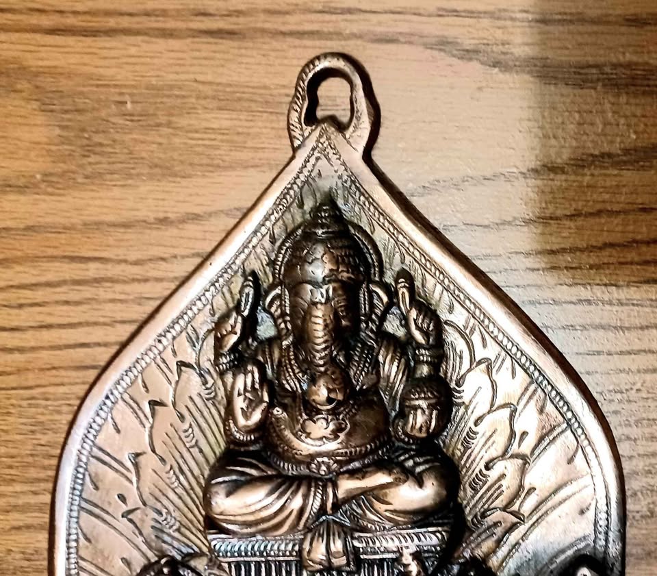 Vtg.Wall Hanging Hindu Deities on a Leaf - photo 2