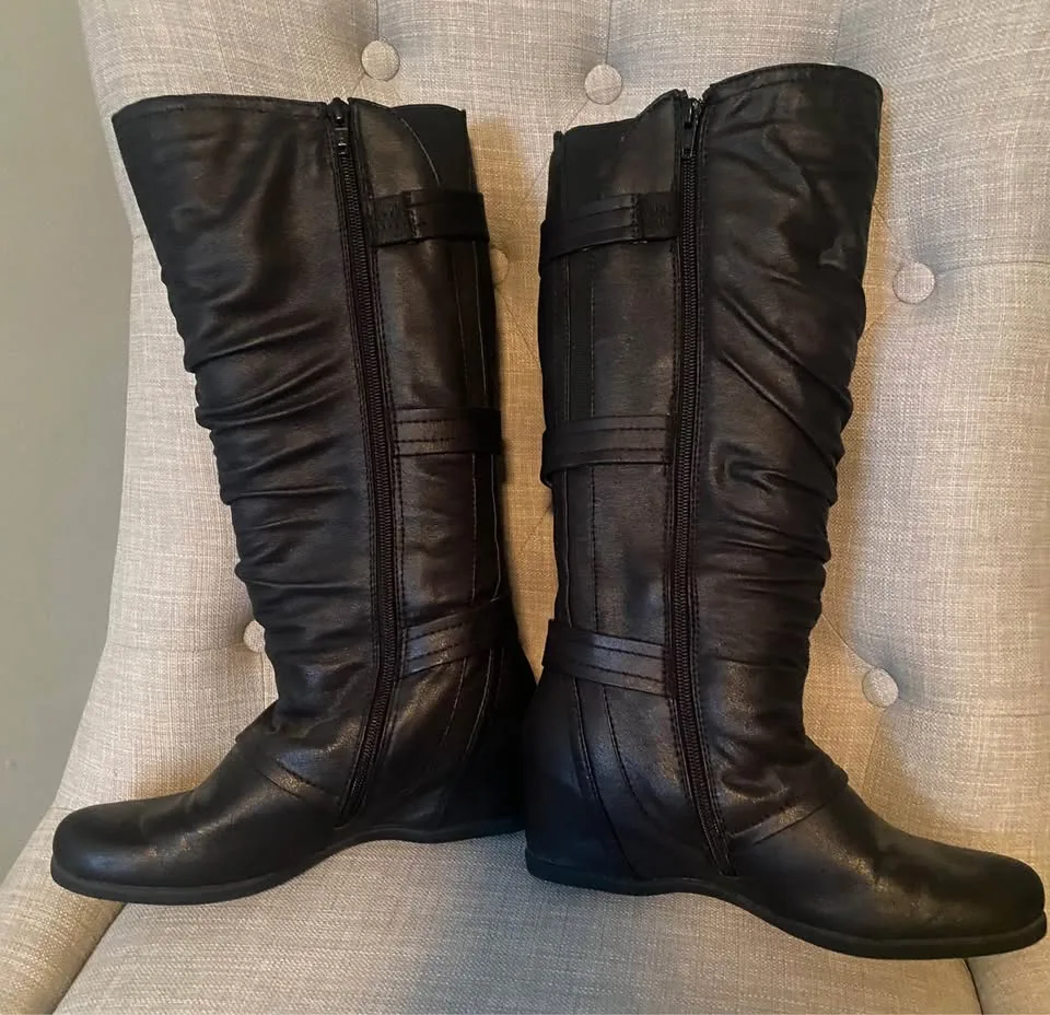 Bare Traps black boots, size 7M image indicator(2)