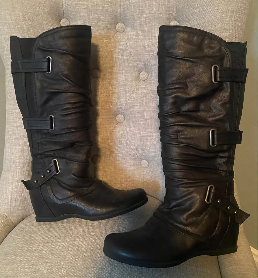 Bare Traps black boots, size 7M image indicator(3)