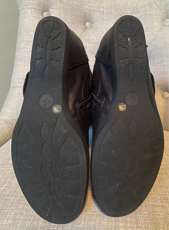 Bare Traps black boots, size 7M image indicator(4)