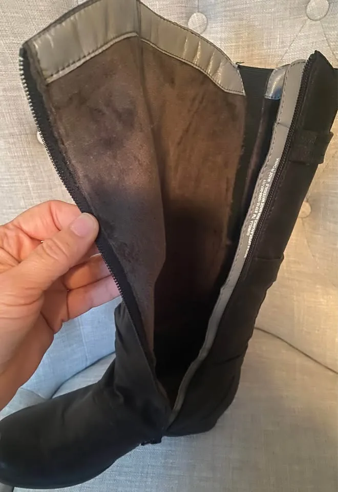 Bare Traps black boots, size 7M image indicator(5)