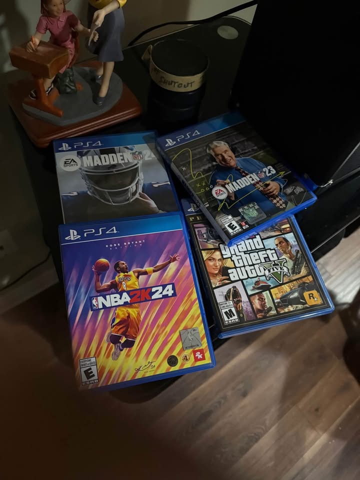 PlayStation 4 with games - photo 3