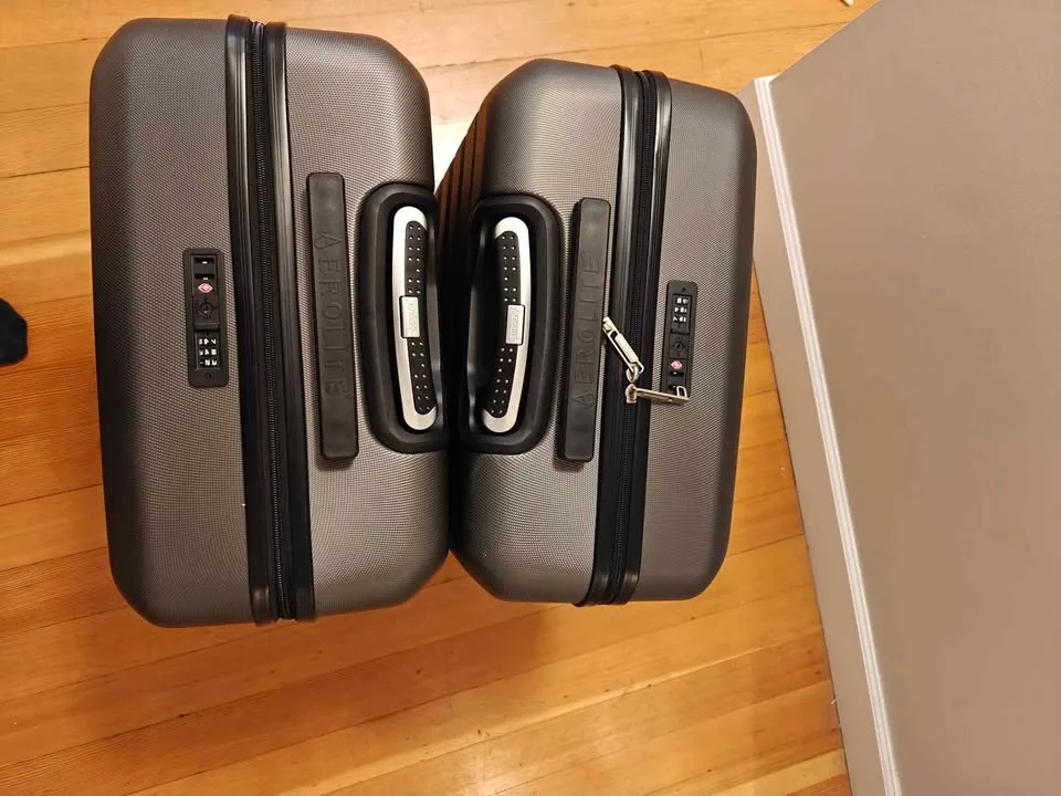Aerolite carry on suitcase x 2 image indicator(2)