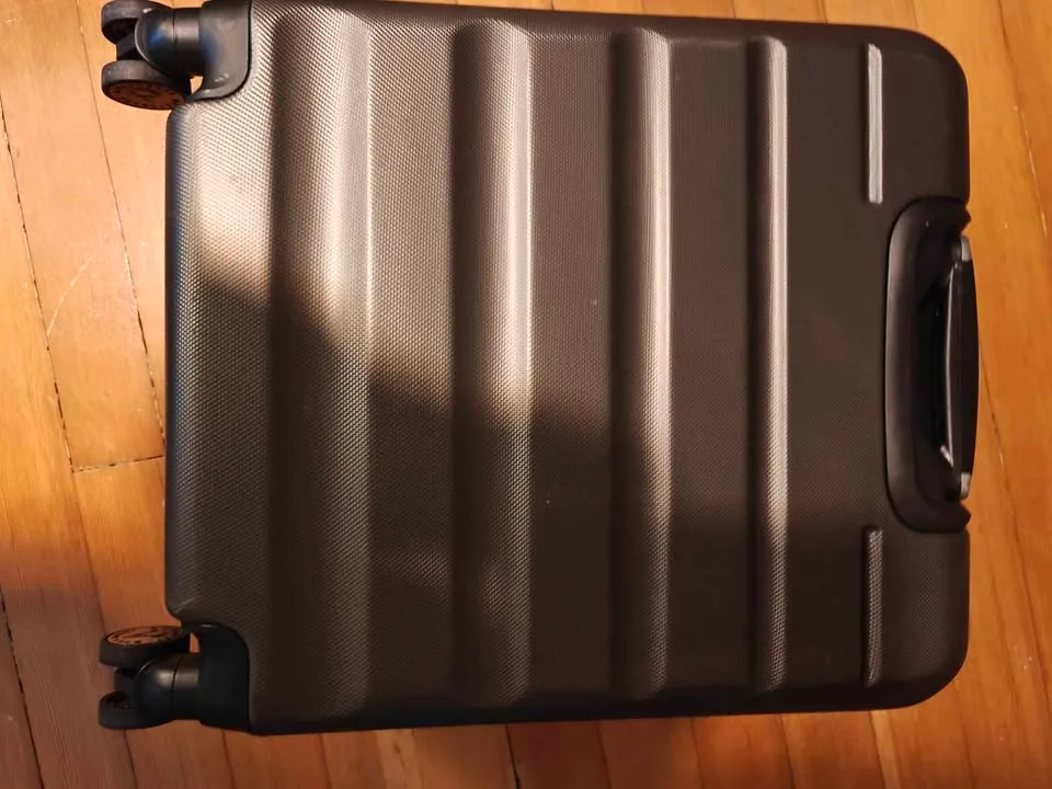 Aerolite carry on suitcase x 2 image indicator(3)