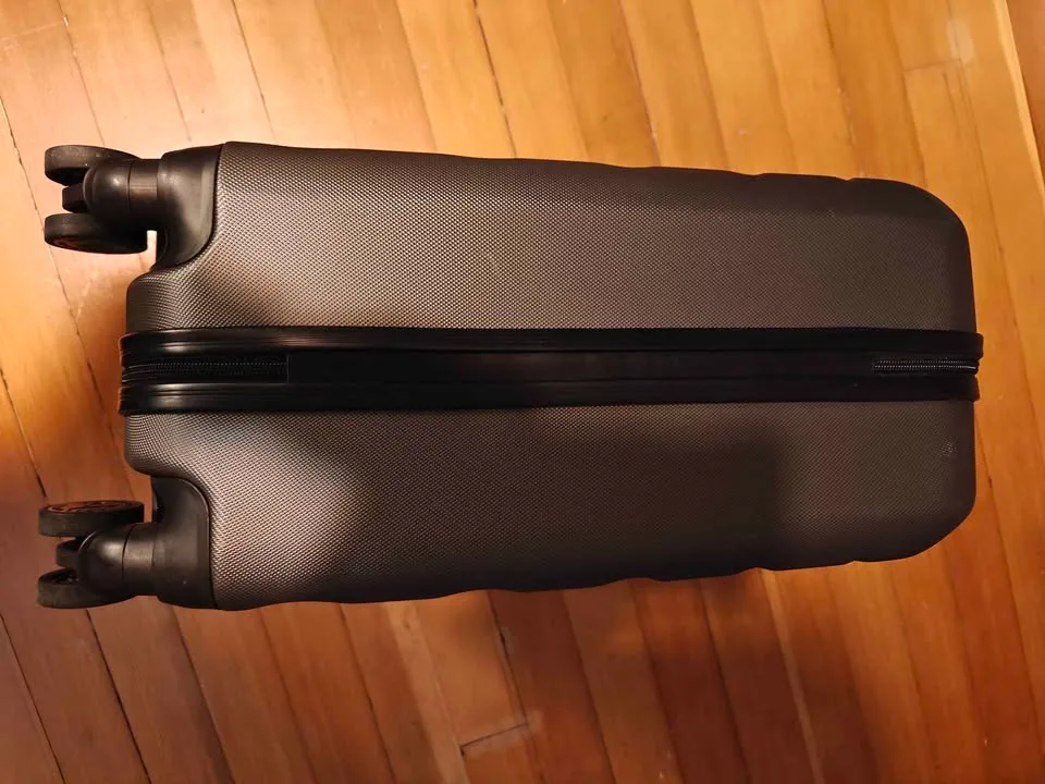 Aerolite carry on suitcase x 2 image indicator(4)