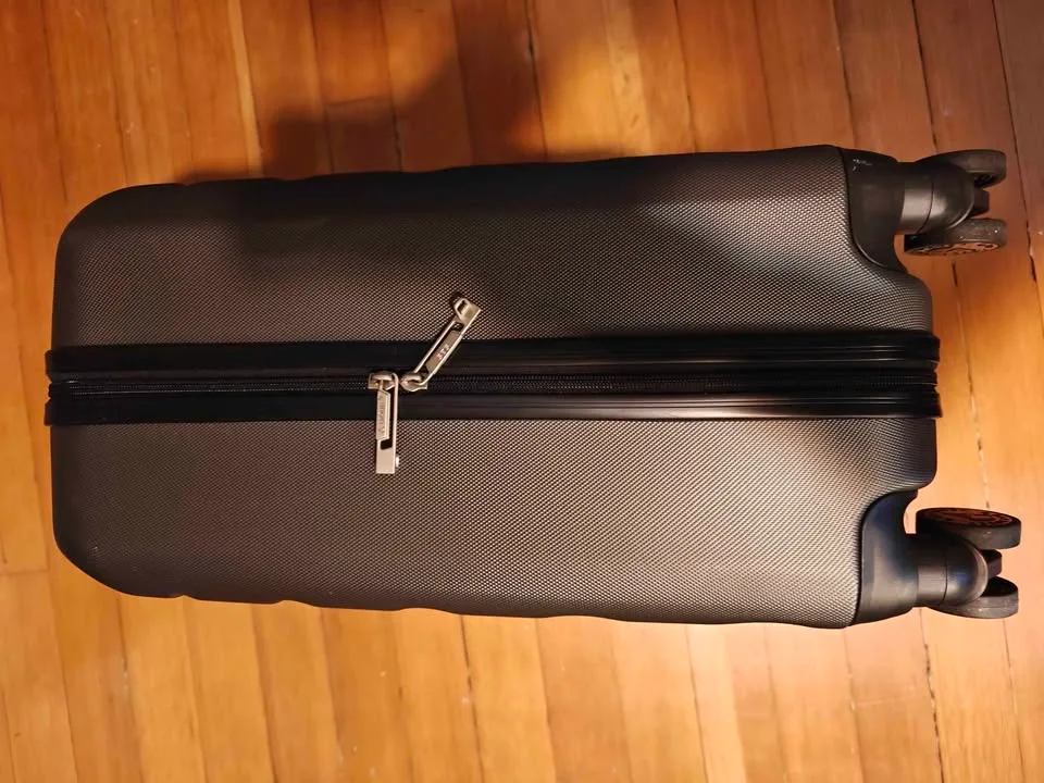 Aerolite carry on suitcase x 2 image indicator(5)