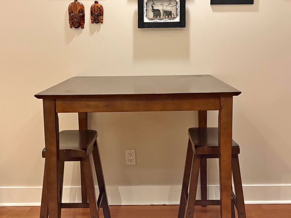 Pub Table plus 2 stools