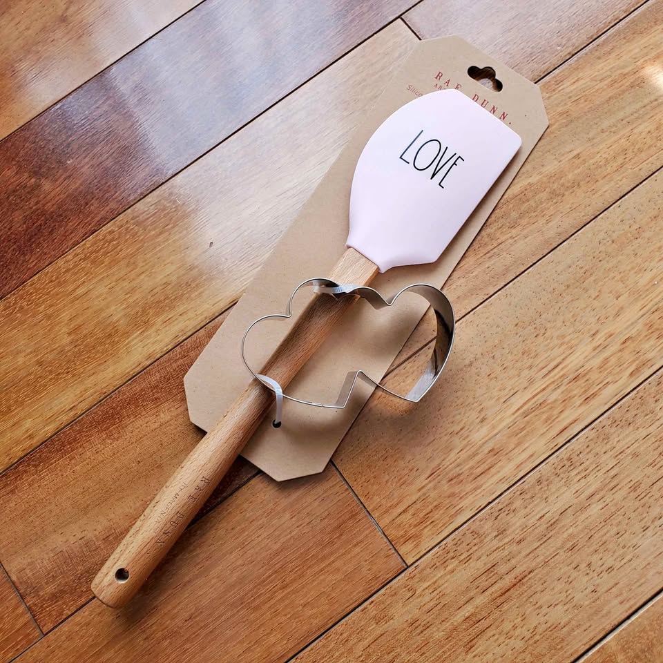 New Rae Dunn Spatula & Cookie Cutter Set