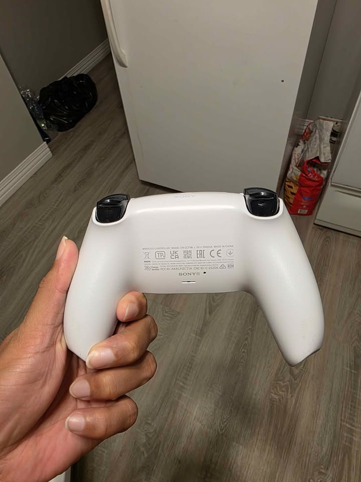 PS5 controller - photo 2