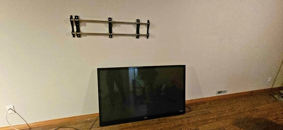 60" LG Plasma TV/ Wall Mount / Remote