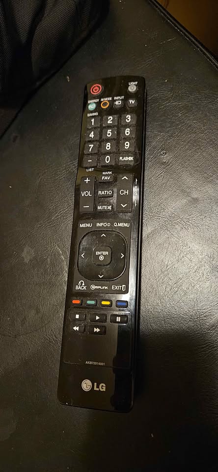 60" LG Plasma TV/ Wall Mount / Remote - photo 3