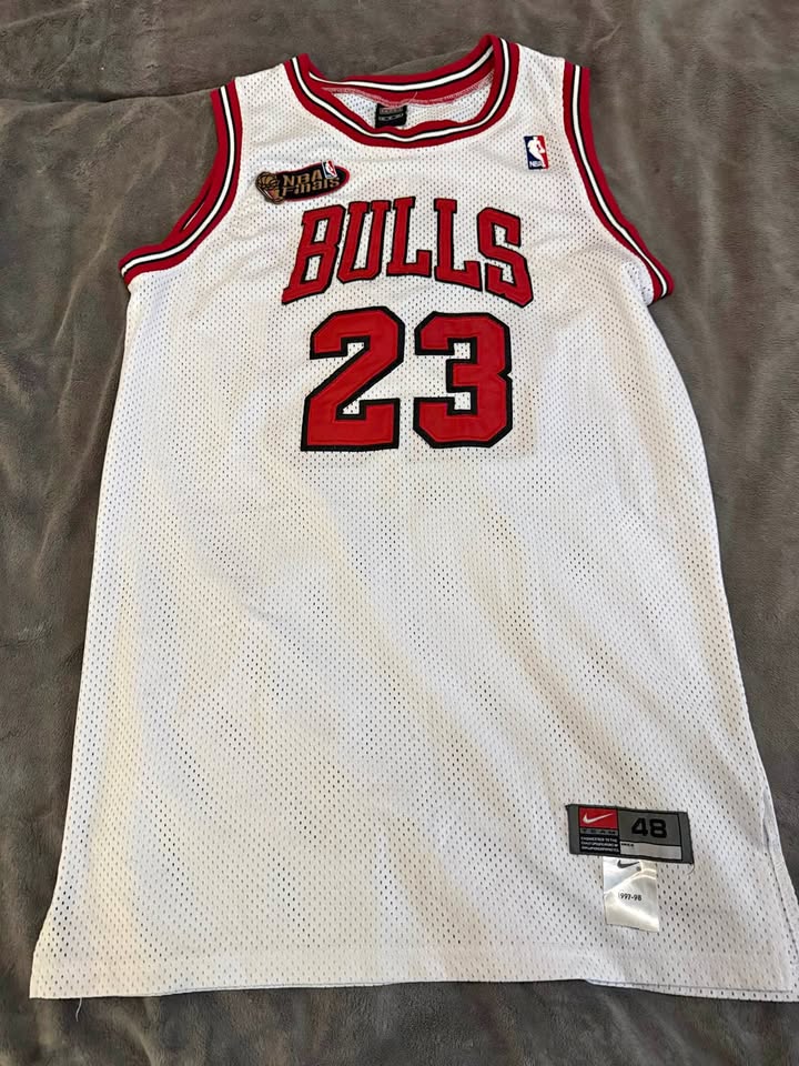 Vintage 1997–98 Nike Michael Jordan Chicago Bulls Jersey (Size 4