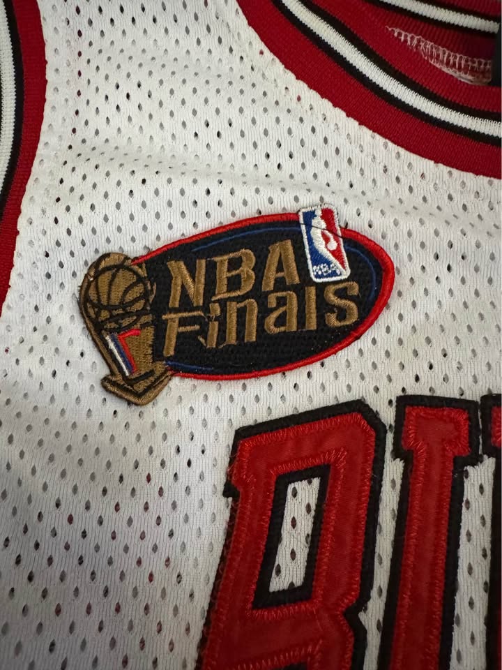 Vintage 1997–98 Nike Michael Jordan Chicago Bulls Jersey (Size 4 - photo 3