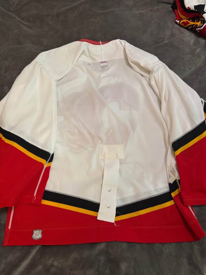 CCM Calgary Flames Authentic Home Jersey (White) – Size 52 - photo 4