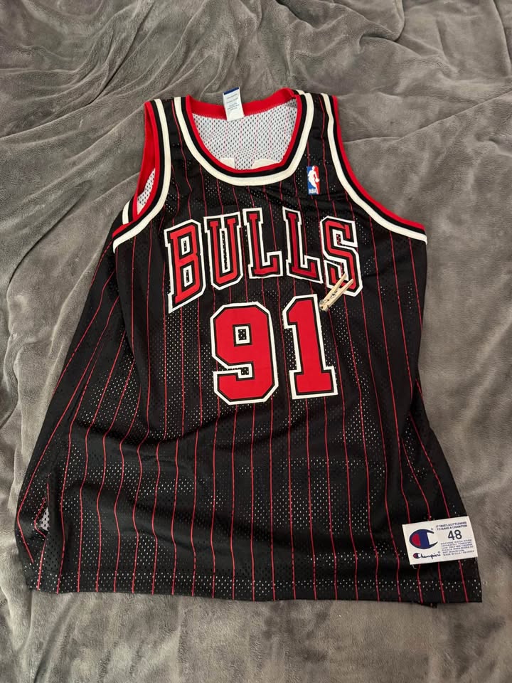 Vintage Dennis Rodman Signed Bulls Jersey - photo 2