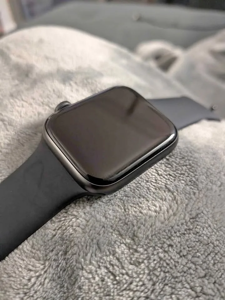 Apple Watch SE 44mm Space Grey with Midnight Band