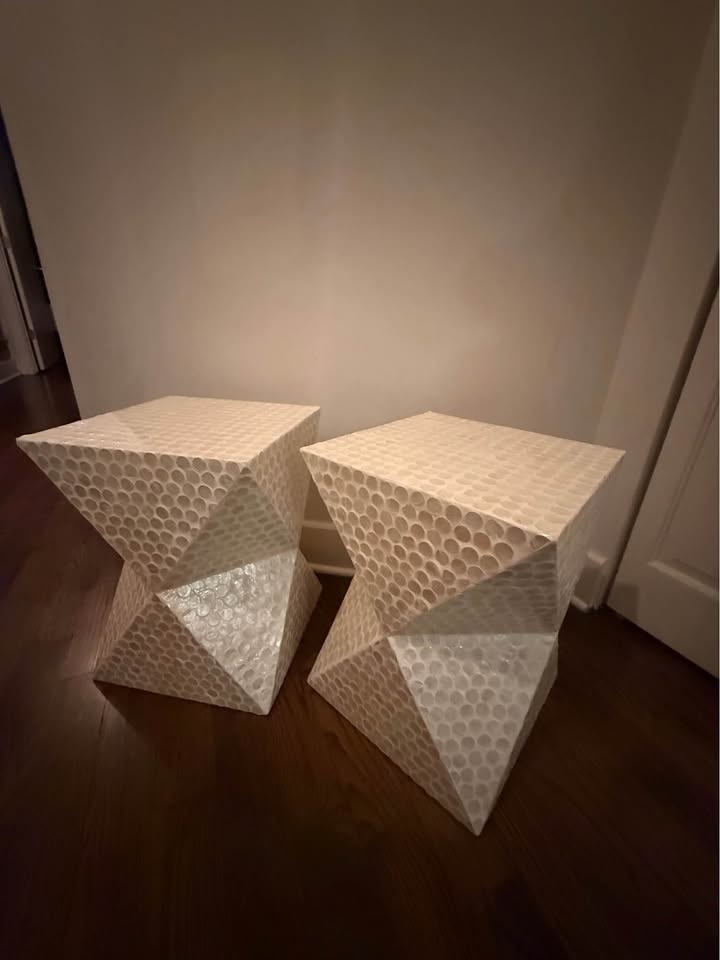 Symmetrical side tables - photo 2