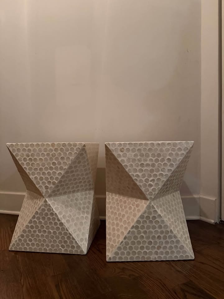 Symmetrical side tables - photo 3