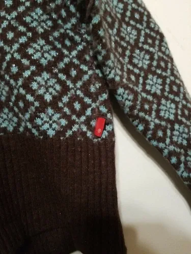 Levis Women’s Sweater X-Large Diamond and Floral Pattern V-Neck image indicator(4)