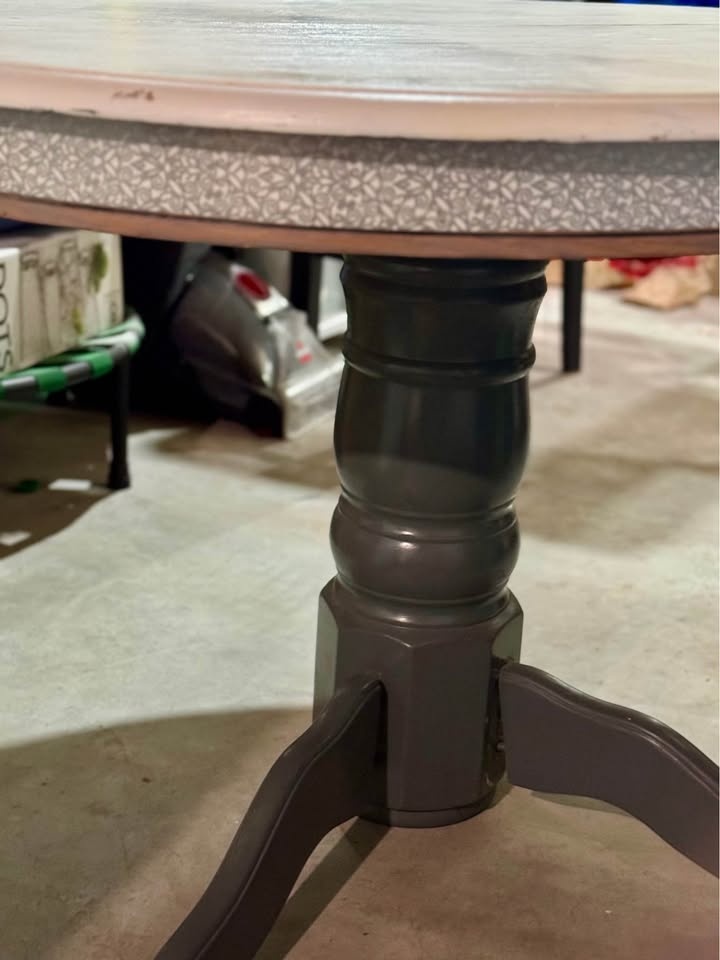 Solid wood table, previously refinished with cream and grey - photo 2
