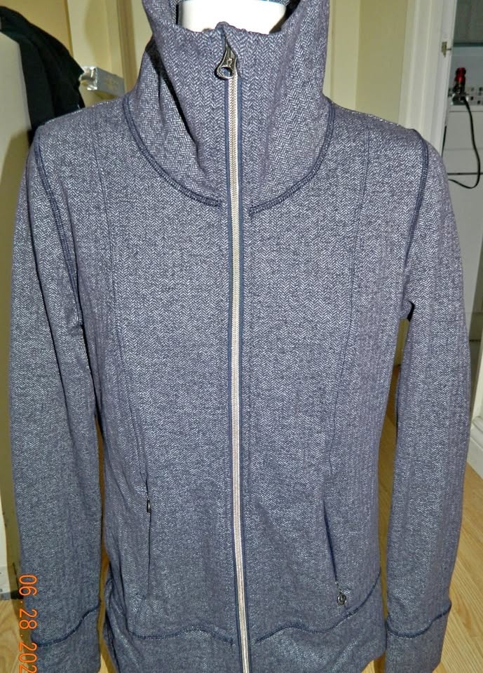 LULULEMON DAILY YOGA JACKET size 6...EUC...black swan herringbon