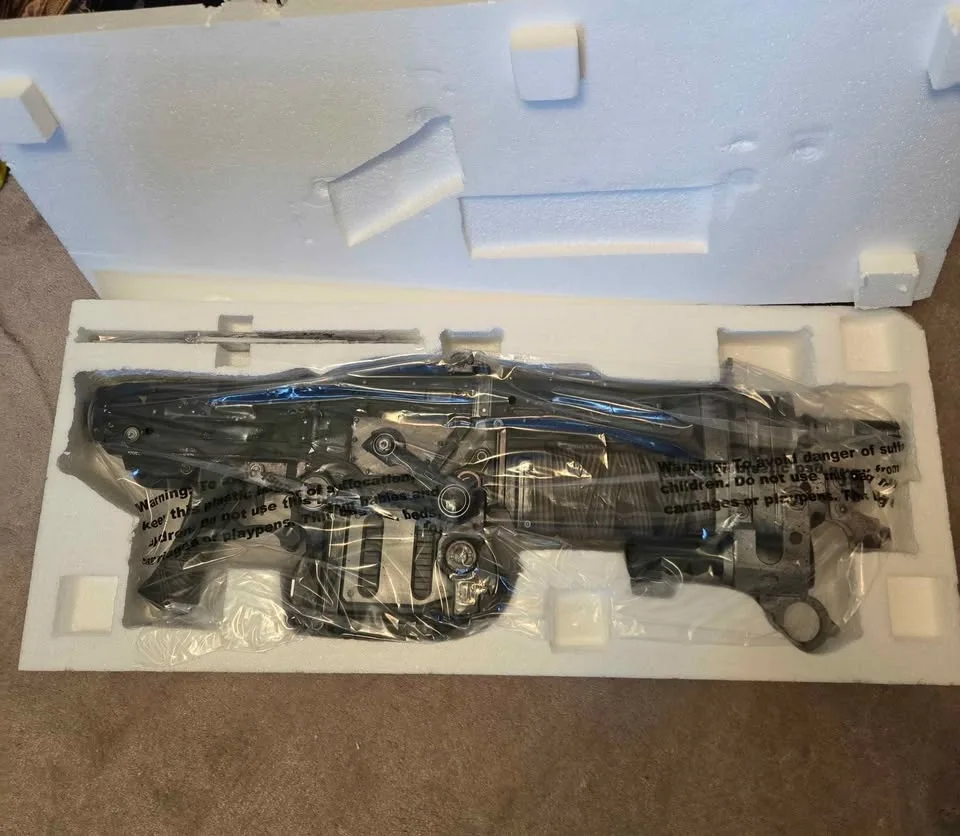 RARE Official Neca Gears Of War 3 Bloody Lancer & Retro Lancer image indicator(2)