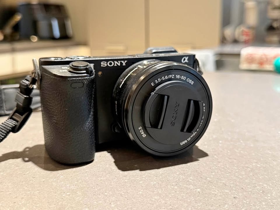 Sony A6500 + 4 Batteries, SD Card, Bag, Charger