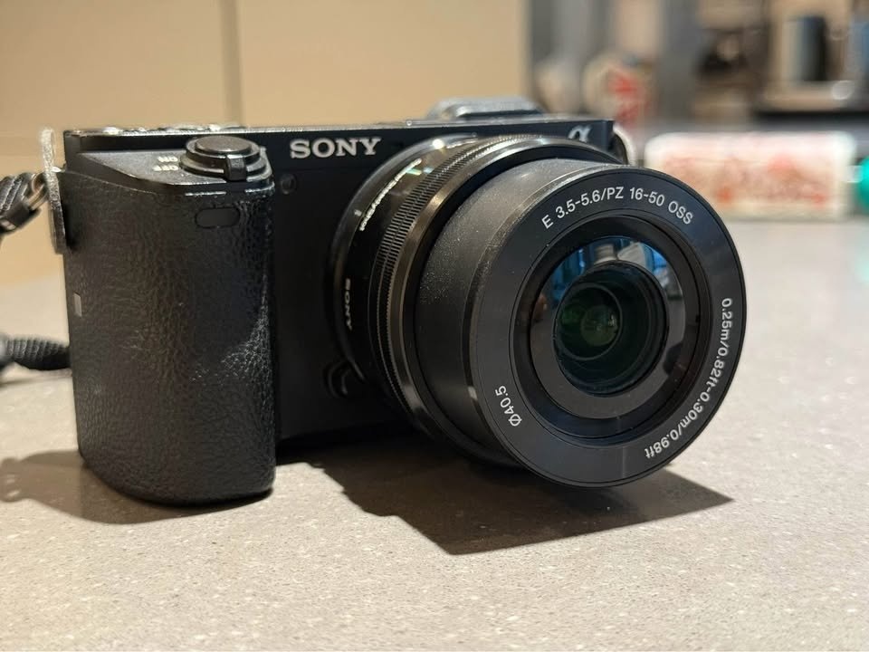 Sony A6500 + 4 Batteries, SD Card, Bag, Charger - photo 2