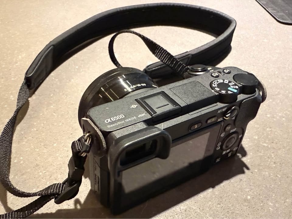 Sony A6500 + 4 Batteries, SD Card, Bag, Charger - photo 3