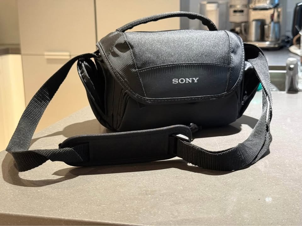 Sony A6500 + 4 Batteries, SD Card, Bag, Charger - photo 5