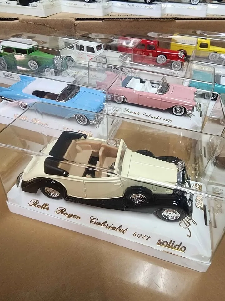 Solido 1:43 Die-Cast Car Collection image indicator(2)