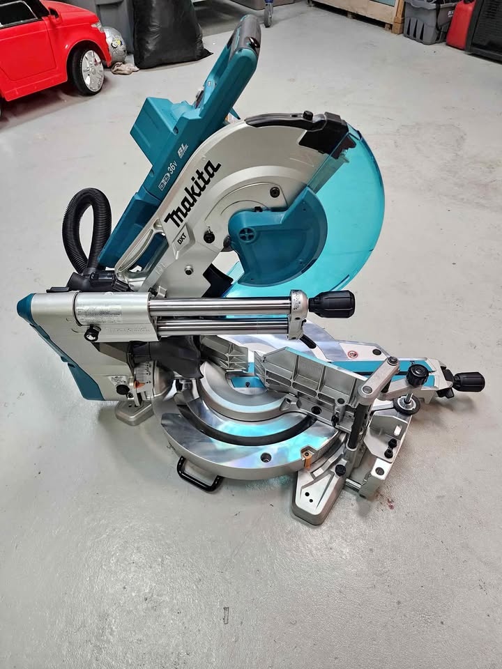 Makita cordless sliding mitersaw 12"