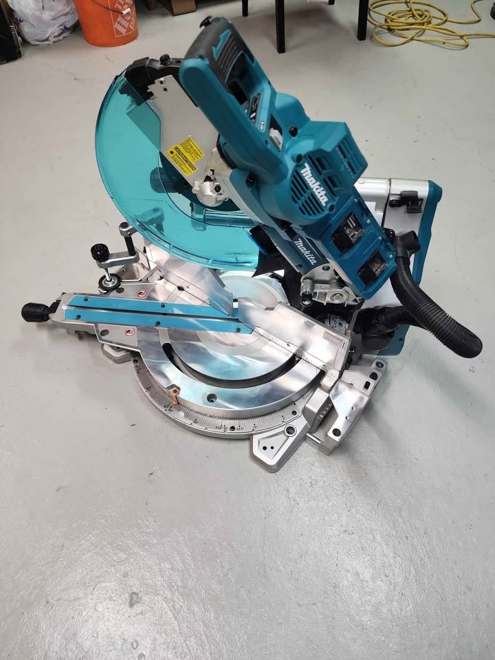Makita cordless sliding mitersaw 12" - photo 2