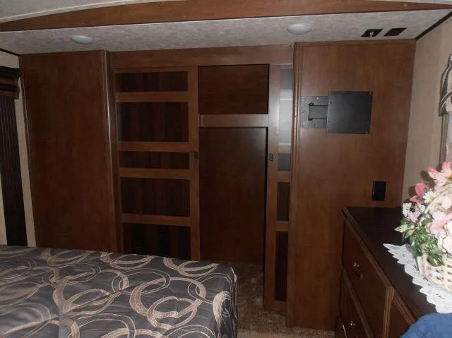 2016 Forest River Salem Hemisphere 32' 5th Wheel Trailer image indicator(9)