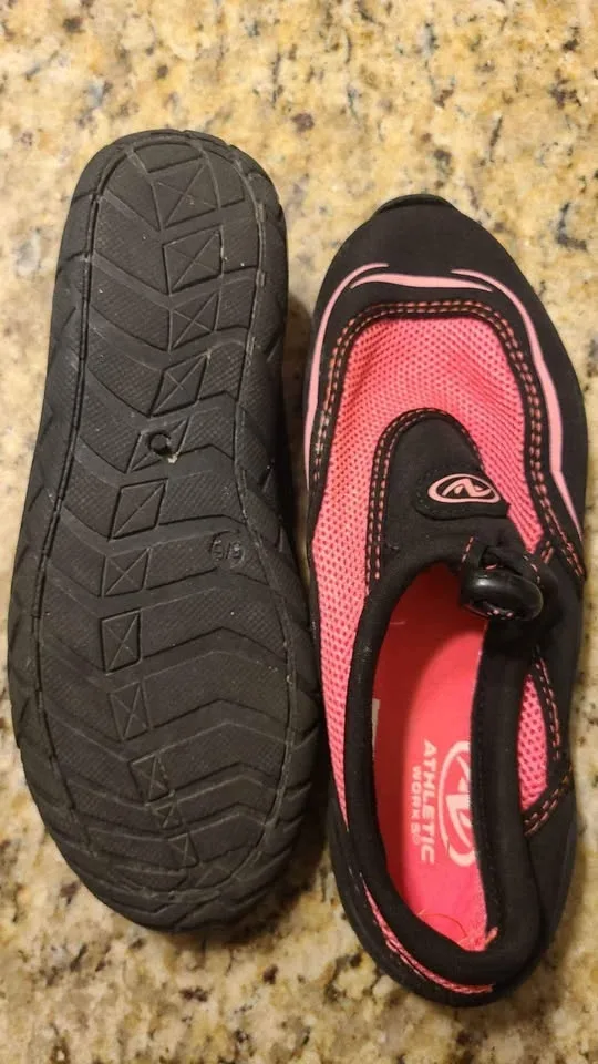Women's Size 5/6 Water Shoes image indicator(2)