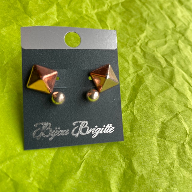 3 pairs of cute earrings 2 studs and 1 ball-pierced ears - photo 4