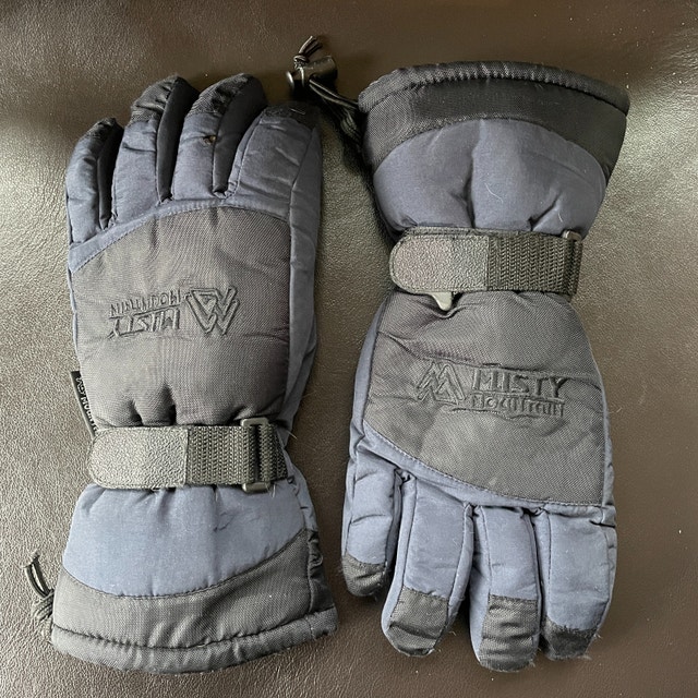 Misty Mountain Winter Thinsulate Ski Gloves. Size Medium