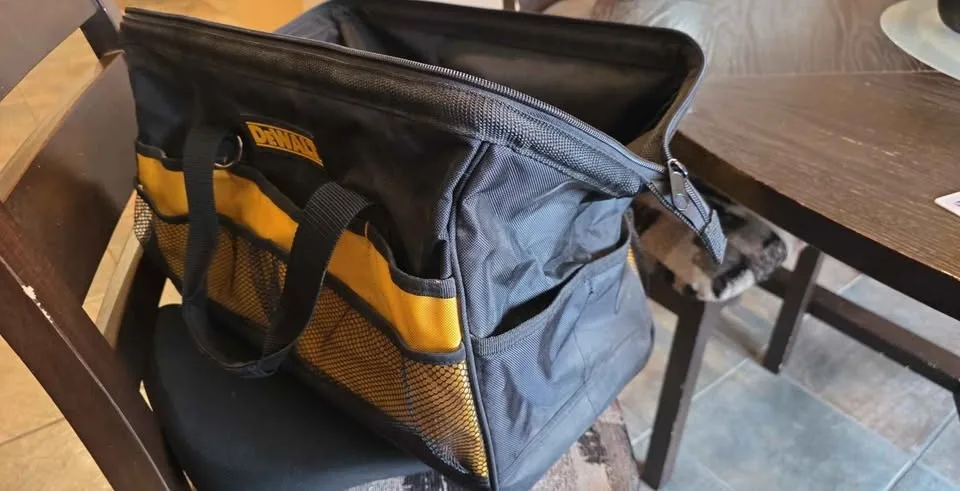 Dewalt heavy duty tool bag , hard bottom, lots of pockets image indicator(4)
