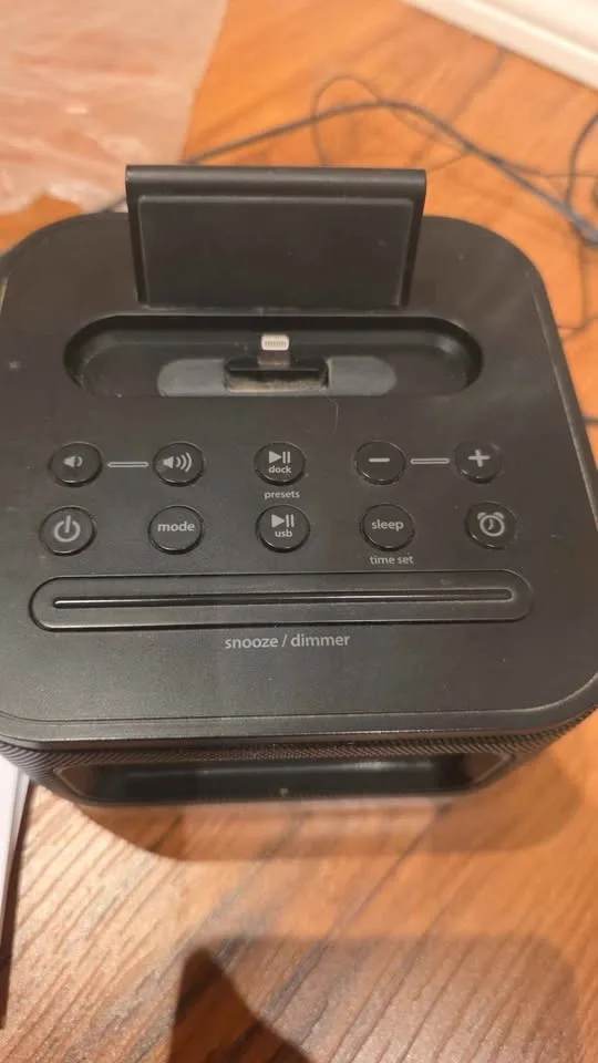 I home stereo alarm clock iPhone charger speaker radio image indicator(3)